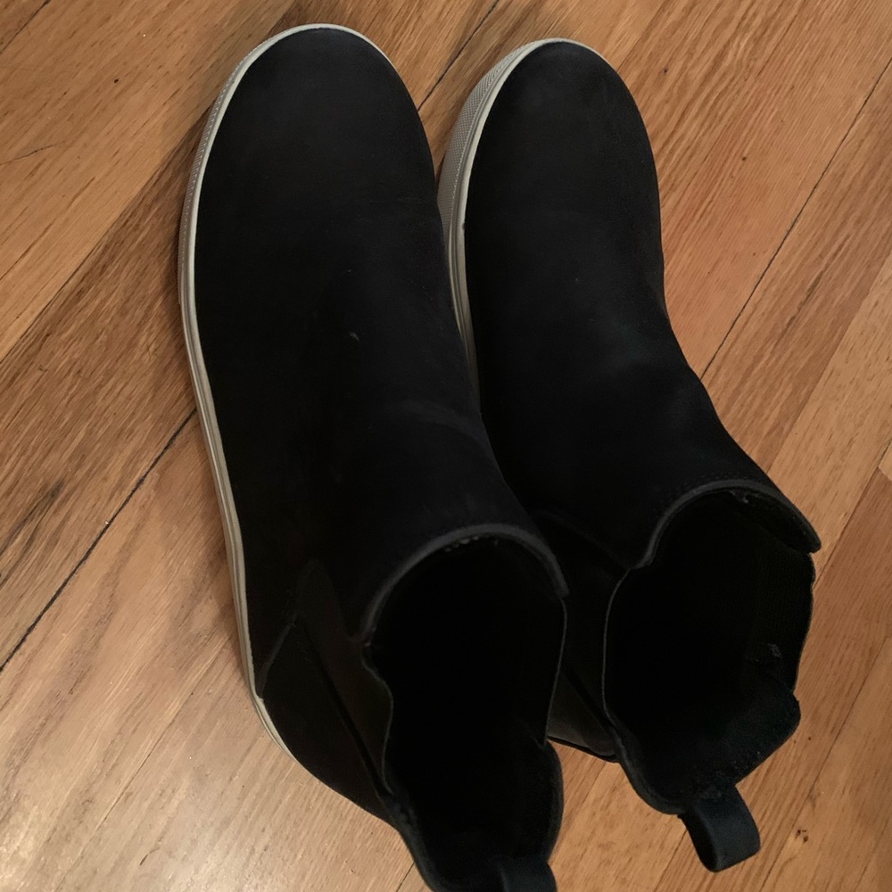 BLONDO waterproof booties .. excellent condition.